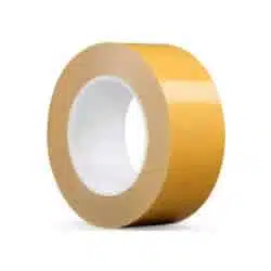 Eine Rolle doppelseitiges Klebeband in gelber Farbe mit einem weißen Kern.