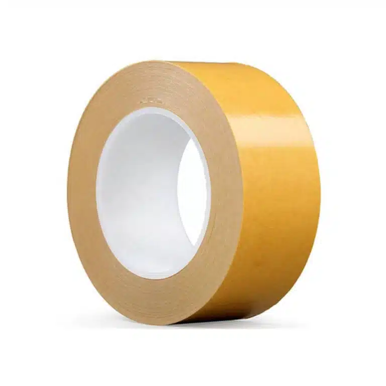 Eine Rolle doppelseitiges Klebeband in gelber Farbe mit einem weißen Kern.