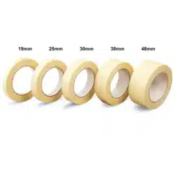 Kreppbandrollen in verschiedenen Breiten von 19mm bis 48mm auf einem weißen Hintergrund.